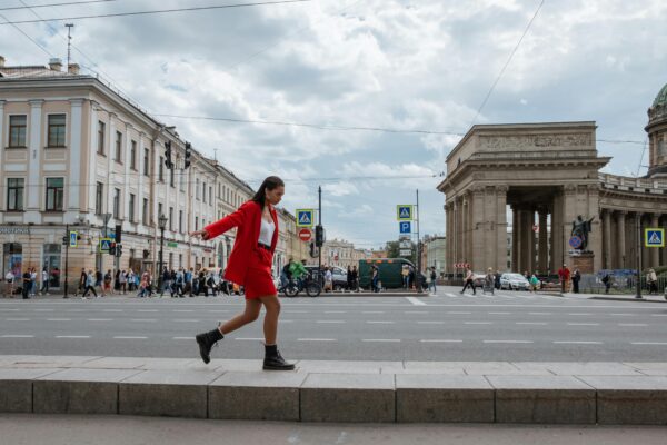kobieta ubrana w eleganckie szorty