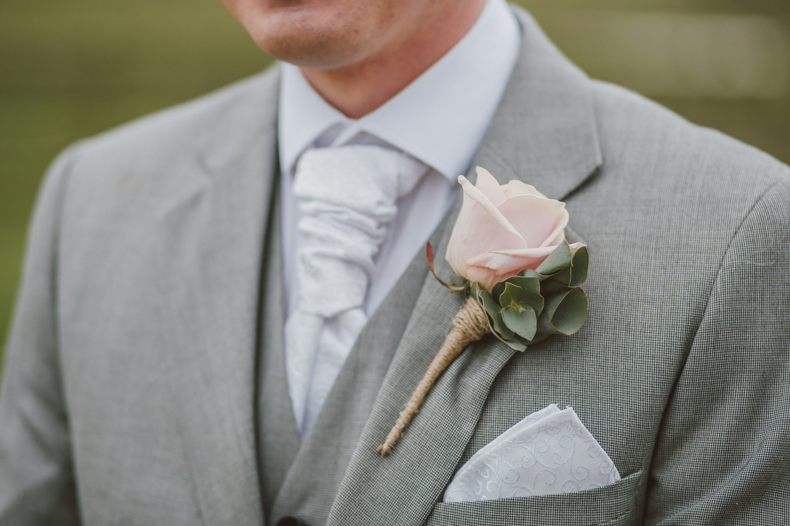 Szary garnitur ślubny - postaw na nowoczesną elegancję z charakterem