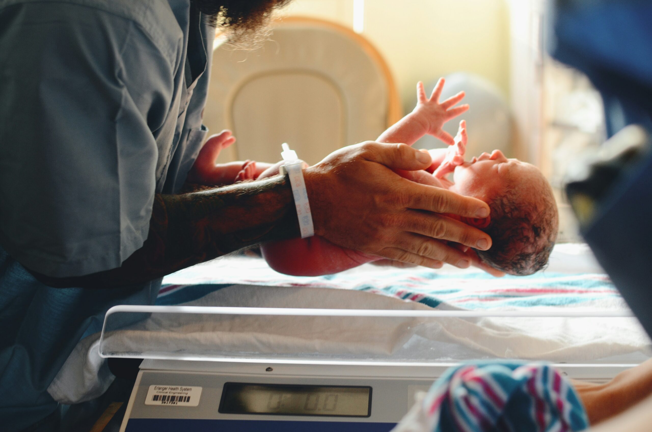 Czy sposób przyjścia na świat ma znaczenie? Sprawdź, co ustalili neuropediatrzy