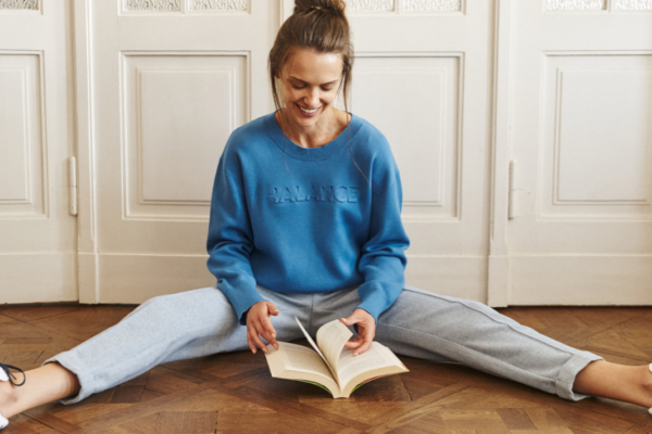 Bluzy damskie, które łączą wygodę i styl – must have na cały rok