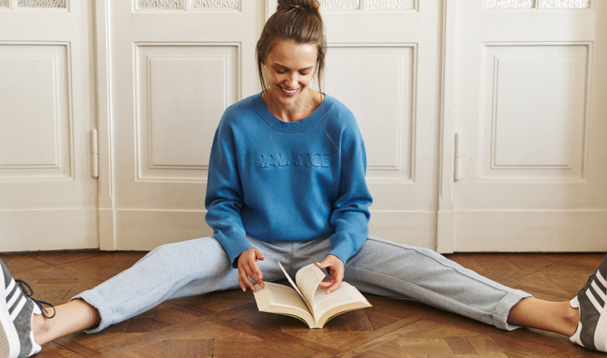 Bluzy damskie, które łączą wygodę i styl – must have na cały rok